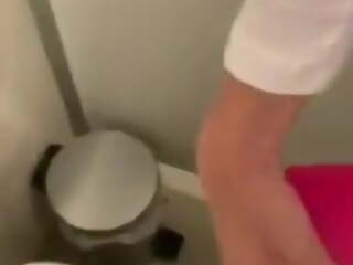 Dve jenski se maxchkat v WC