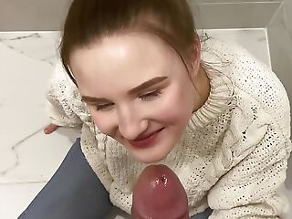 18yo slut showed me where get under one's toilet was, sucked my dick together with swallowed my cum