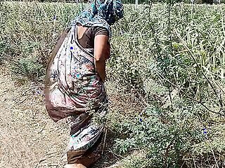 Komal was weeping in the sugarcane field, the owner secretly came with the addition of caught with the addition of fucked the house.