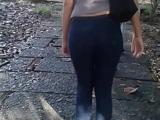 nice booty walking unconnected with in tight jean gostosa